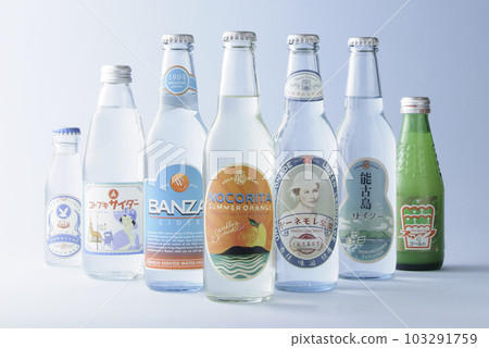 Local cider / Glass bottles arranged side by side Local cider / Glass bottles arranged side by side 103291759