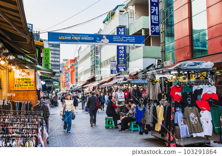 首爾,南大門市場在晚上 * 部分柔焦 首爾,南大門市場在晚上 * 部分柔焦 103291864