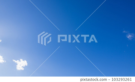 白雲在蔚藍的天空中蓬勃地流動 103293261