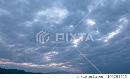 黑暗和神秘的雲在傍晚的天空中流動 黑暗和神秘的雲在傍晚的天空中流動 103293735