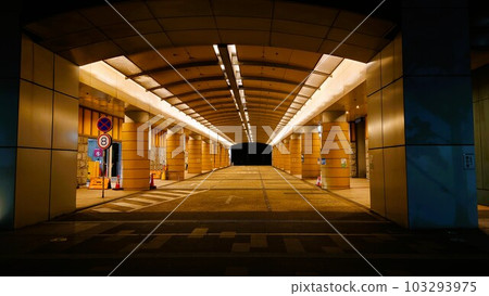 A building that converges into the darkness in the center 103293975