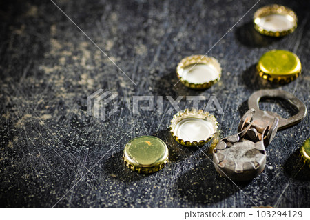 Beer opener with lids. 103294129