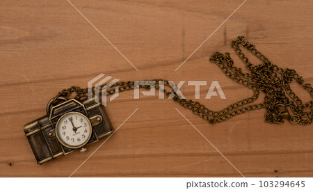clock at 3 o'clock 103294645