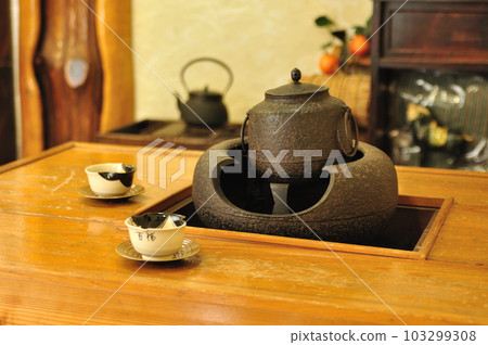 壁爐中的鐵水壺和鐵器 103299308