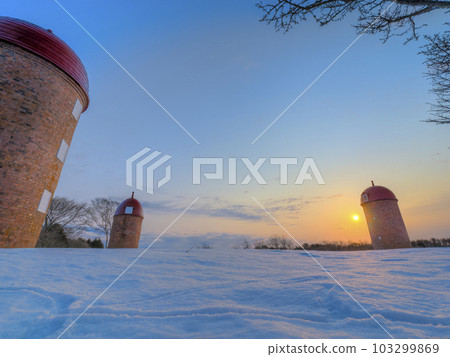 北海道根室市，明治公園，黎明時分的雪景/根室，日本 103299869
