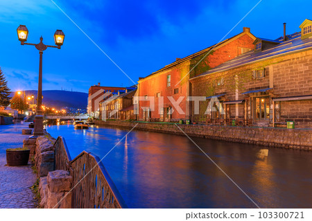 北海道小樽市小樽運河和倉庫的夜景 北海道小樽市小樽運河和倉庫的夜景 103300721