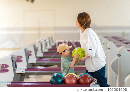 孩子們在保齡球館玩耍 103301608