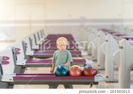 孩子們在保齡球館玩耍 103301613