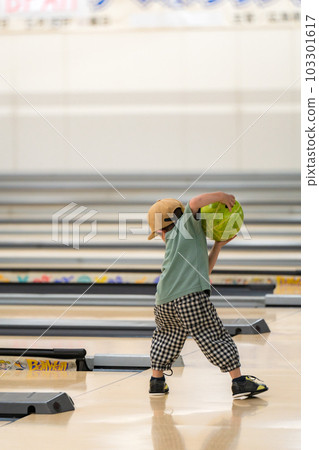 孩子們在保齡球館玩耍 103301617
