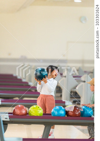 孩子們在保齡球館玩耍 103301624