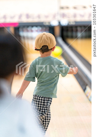 孩子們在保齡球館玩耍 103301647
