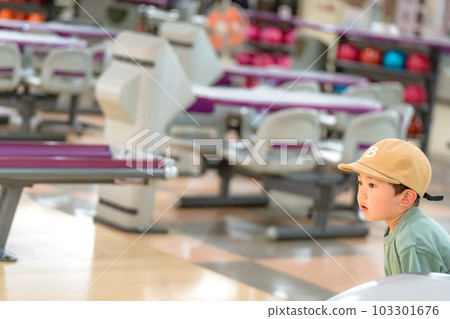 孩子們在保齡球館玩耍 103301676