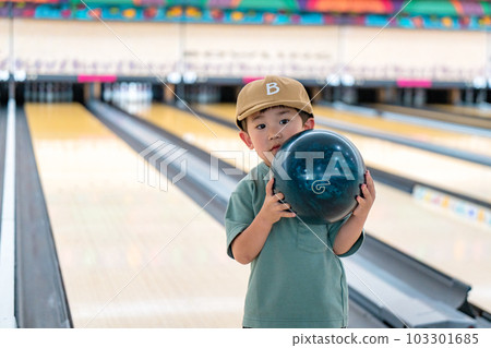 孩子們在保齡球館玩耍 103301685