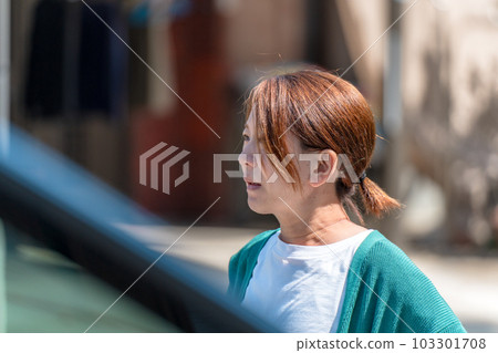 一位家庭主婦正在檢查附近的鄰居問題 103301708