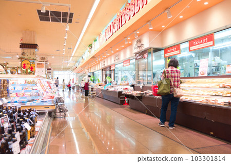 May: Housewives who go shopping at the supermarket with their families and save money because food prices rise due to rising prices 103301814