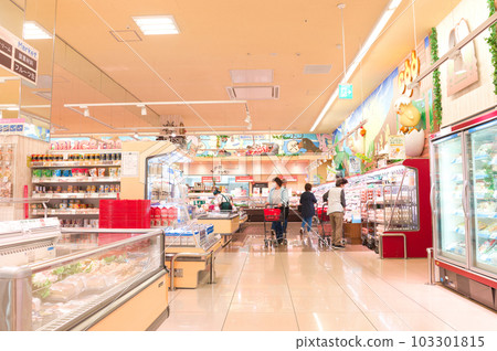 May: Housewives who go shopping at the supermarket with their families and save money because food prices rise due to rising prices 103301815