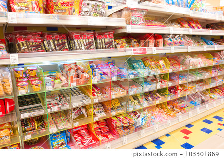 May: Housewives who go shopping at the supermarket with their families and save money because food prices rise due to rising prices May: Housewives who go shopping at the supermarket with their families and save money because food prices rise due to rising prices 103301869