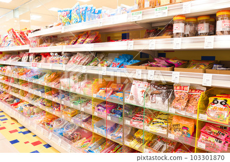 May: Housewives who go shopping at the supermarket with their families and save money because food prices rise due to rising prices May: Housewives who go shopping at the supermarket with their families and save money because food prices rise due to rising prices 103301870