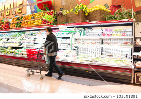 5月：物價上漲導致食品價格上漲，與家人一起去超市購物並省錢的家庭主婦 103301891