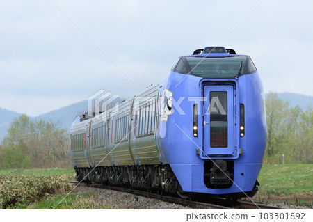 鄂霍次克特快 Kiha 283 系列 Kiha 283 特快鄂霍次克運行在新鮮的綠色石北幹線上 103301892