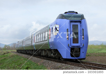 鄂霍次克特快 Kiha 283 系列 Kiha 283 特快鄂霍次克運行在新鮮的綠色石北幹線上 103301893