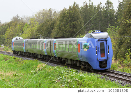鄂霍次克特快 Kiha 283 系列 Kiha 283 特快鄂霍次克運行在新鮮的綠色石北幹線上 103301898