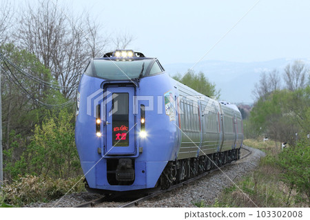 大雪特快 大雪特快 Kiha 283 系列 283 系列在新鮮的綠色石北本線上運行 大雪特快 大雪特快 Kiha 283 系列 283 系列在新鮮的綠色石北本線上運行 103302008