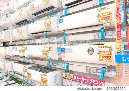 阿美:天氣越來越熱了,所以我去電器店看新品。 阿美:天氣越來越熱了,所以我去電器店看新品。 103302551