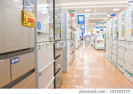 May: It's getting hotter, so I went to an electronics store to see new products. May: It's getting hotter, so I went to an electronics store to see new products. 103302555