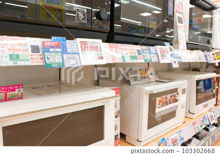 阿美：天氣越來越熱了，所以我去電器店看新品。 103302668