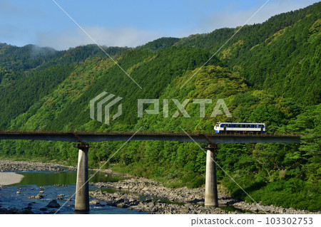 "Railway Hobby Train" crossing the bridge over the Shimanto River "Railway Hobby Train" crossing the bridge over the Shimanto River 103302753