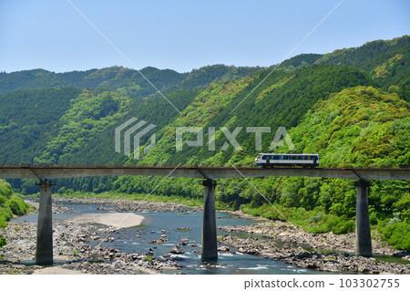 "Railway Hobby Train" crossing the bridge over the Shimanto River "Railway Hobby Train" crossing the bridge over the Shimanto River 103302755