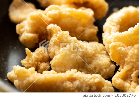 Reheat the fried chicken skin in a frying pan. Reheat the fried chicken skin in a frying pan. 103302770