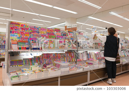 May: Go to a bookstore to see new books 103303006