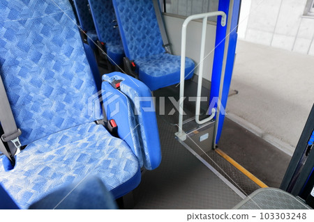 在迷你巴士的車內 在迷你巴士的車內 103303248