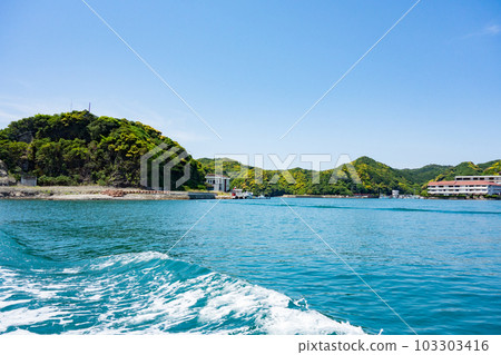 從海上看和歌山縣南紀勝浦町勝浦港 103303416