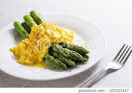 Green asparagus with scrambled eggs 103303837