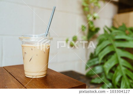latte coffee in take away glass 103304127