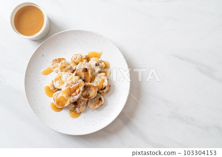 Grills Banana with Caramel Sauce 103304153