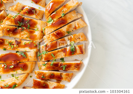 grilled chicken breast sliced on plate 103304161