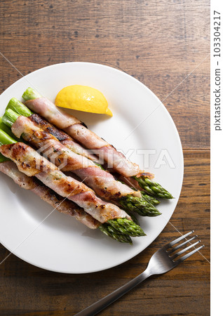 Bacon wrapped green asparagus 103304217