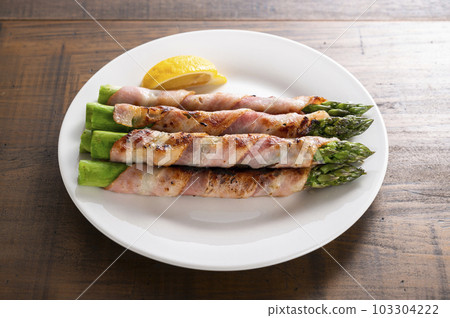 Bacon wrapped green asparagus 103304222