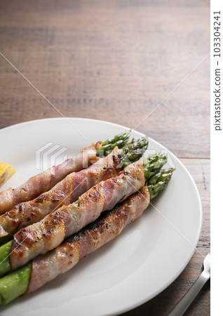 Bacon wrapped green asparagus 103304241
