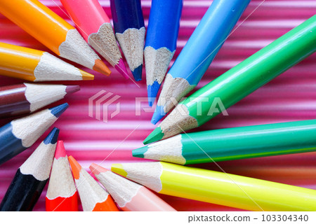 彩色鉛筆劃一個圓 103304340