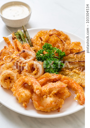 deep fried seafood (shrimps and squid) with mix vegetable deep fried seafood (shrimps and squid) with mix vegetable 103304534