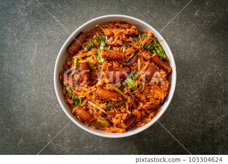 Stir-fried squid or octopus with Korean spicy sauce rice bowl 103304624