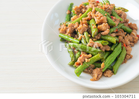 stir-fried french bean or green bean with minced pork 103304711