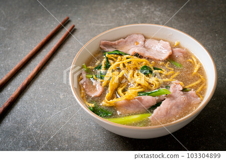 Crispy noodles with Pork in Gravy Sauce Crispy noodles with Pork in Gravy Sauce 103304899