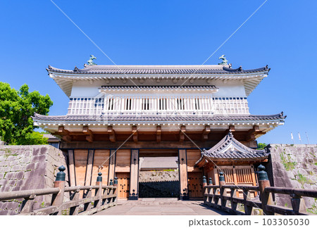 Restored Goromon Gate of Tsurumaru Castle (Kagoshima Castle) [Scenery of Kagoshima] *Photographed from a public road outside the premises of the subject 103305030