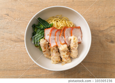 Barbecue Red Pork and Wonton Noodles with Soup 103305156